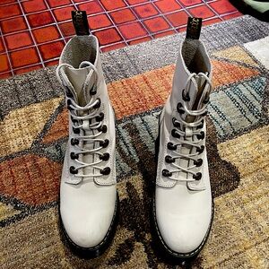 Dr. Martens Leona in beautiful Bone Temperley color Size 9US/7UK!